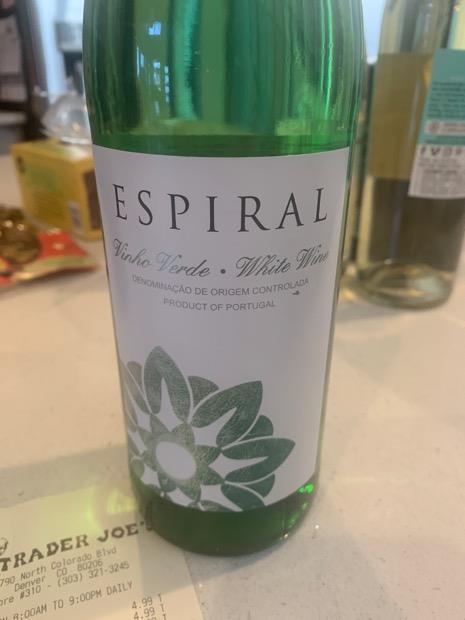 Вино верде красное белое. Эшпирал Винью Верде. Espiral Португалия Vinho Verde. Вино Верде Эшпираль. Виньо Верде вино Португалия одуванчиком.