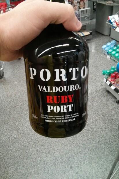 Портвейн ruby port. Портвейн "Valdouro" Ruby Porto. Krohn Ruby Porto портвейн. Вино Порто Вальдоуру Руби. Вино ликерное портвейн красное Порто Вальдоуру Руби порт.