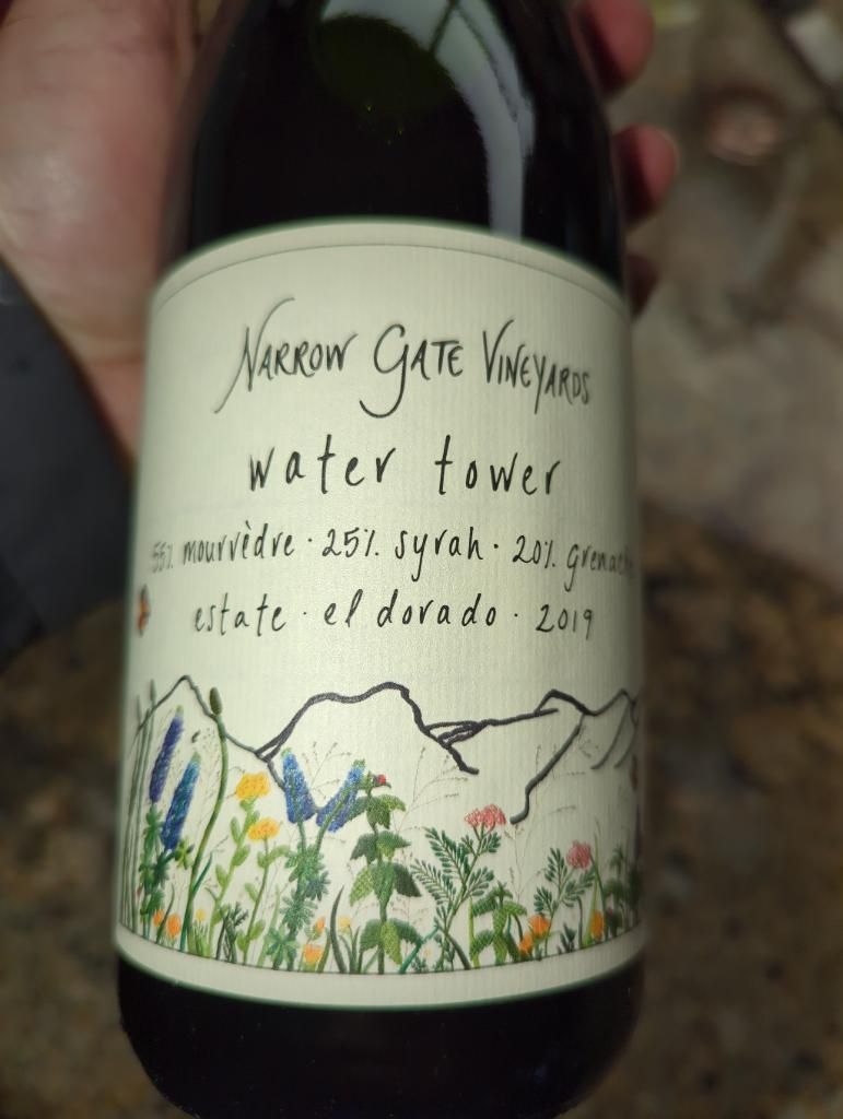2019 Narrow Gate Vineyards Water Tower, USA, California, Sierra