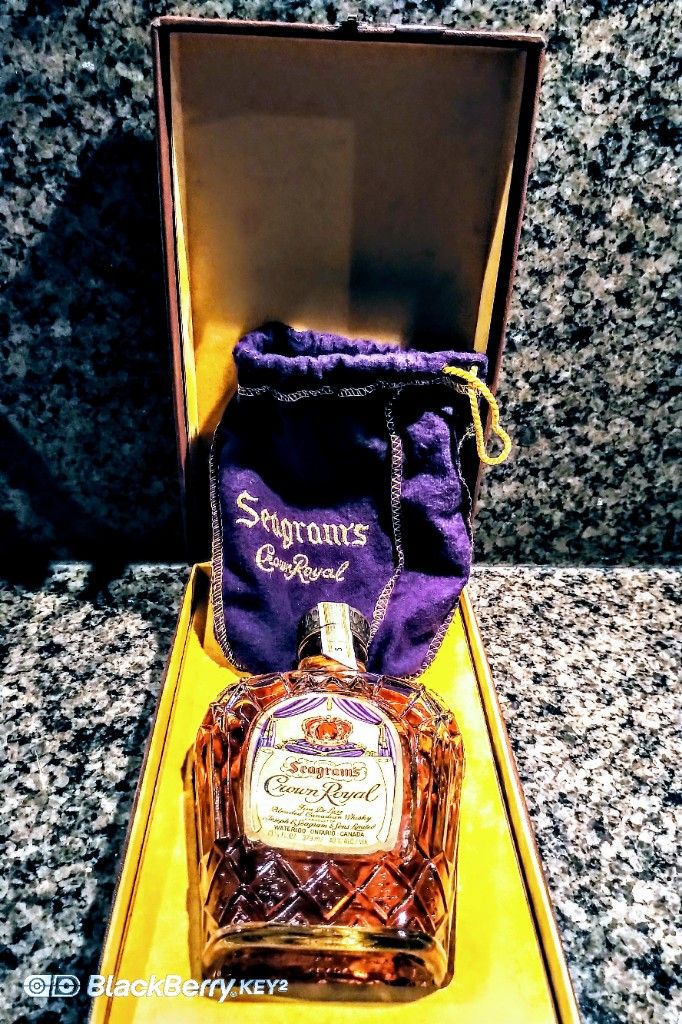 1965 Crown Royal Fine Deluxe Blended Whisky canadien pochette et mini – Rue  Pinard